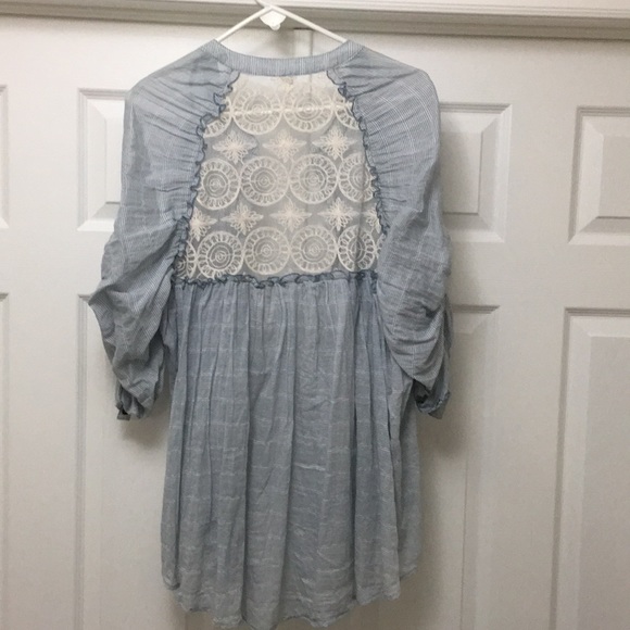 Free People shirt with gorgeous back detail - Picture 2 of 5